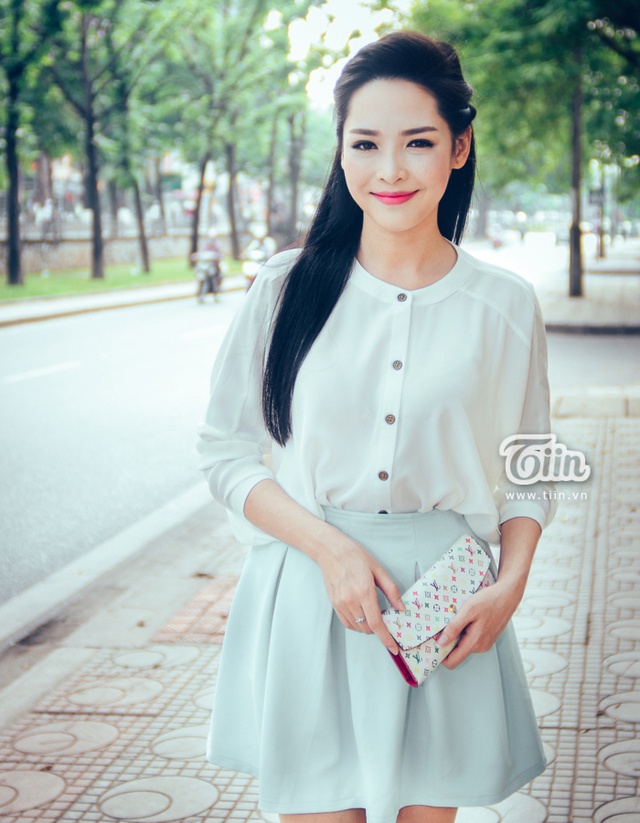 Thanh Quỳnh có gu thời trang khá ổn. Cô mix trang phục đơn giản nhưng vẫn cuốn hút người đối diện.