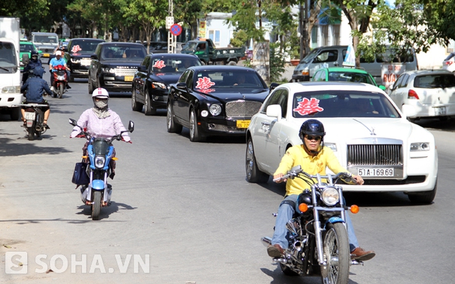 Đoàn rước dâu đi 1 vòng quanh thành phố Vinh bắt đầu từ đường Phan Chu Trinh rồi qua đón cô dâu tại đường Trần Quang Diệu với khoảng cách đường khoảng hơn 3km.