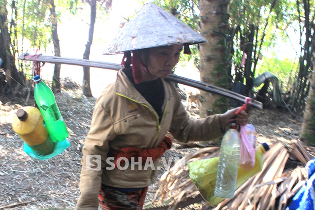 Khi mọi việc ở nhà xong xuôi, bà Quy mới cầm đồ đạc ra đồng đi làm rồi tranh thủ sang đền cạnh đó để xin nước về dùng.