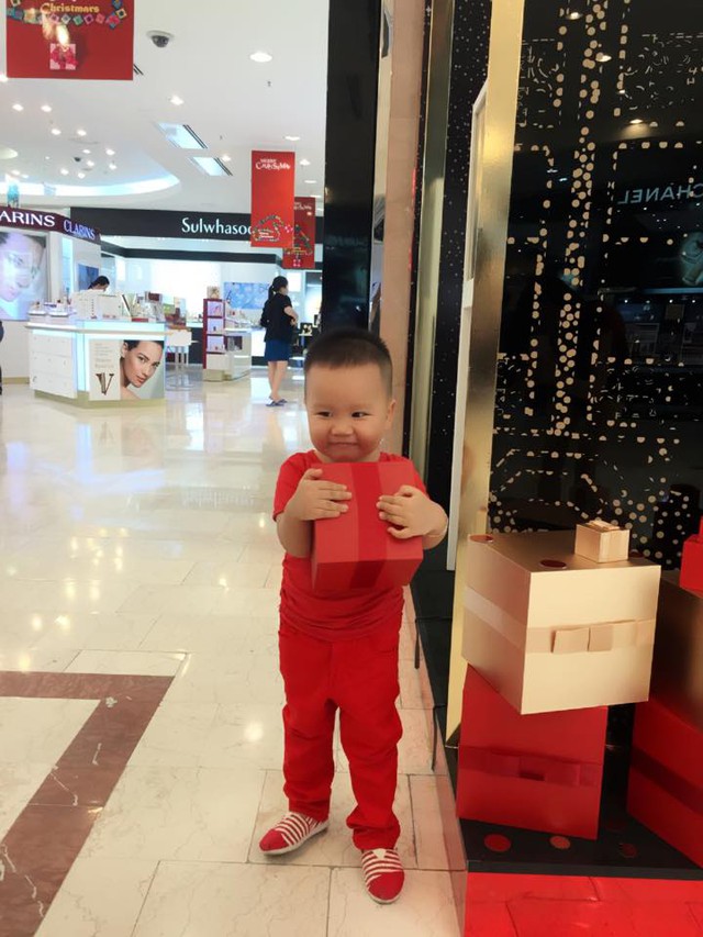 Vừa tròn 3 tuổi nhưng cậu bé Nguyễn Thành Hưng, tên ở nhà là Boy, đã tỏ ra rất sành điệu. 