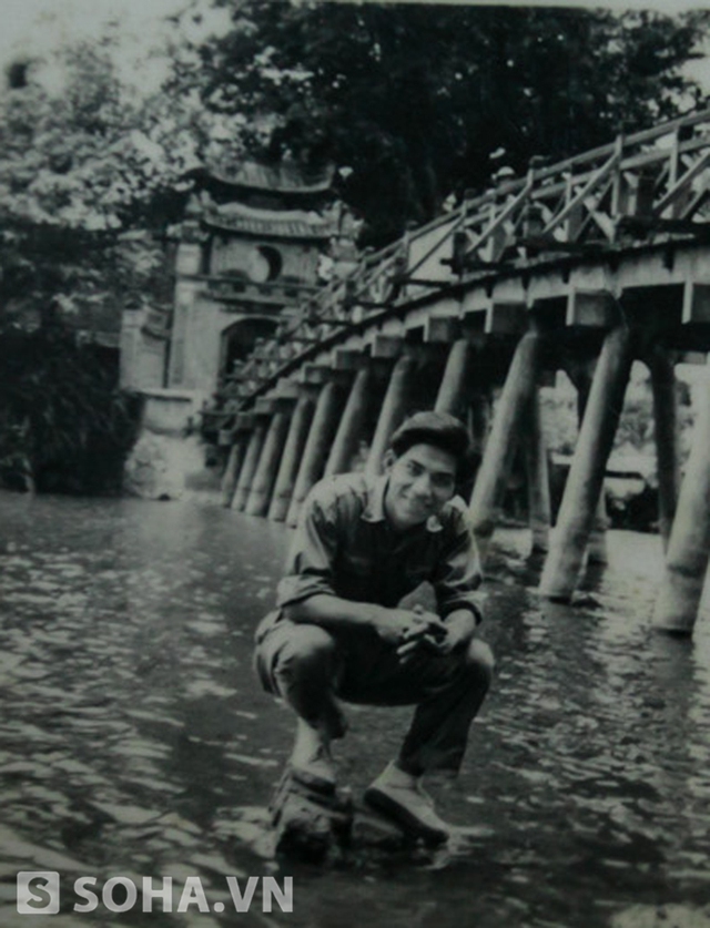 Con gửi về mẹ chiếc ảnh này con chụp ở cầu Ngọc Sơn ngày 8.6.1959, nhờ Diên lấy hộ để kỷ niệm, đó là những dòng nghệ sĩ Mai Ngọc Căn viết sau bức ảnh khi gửi về cho mẹ vào tháng 7.1959.