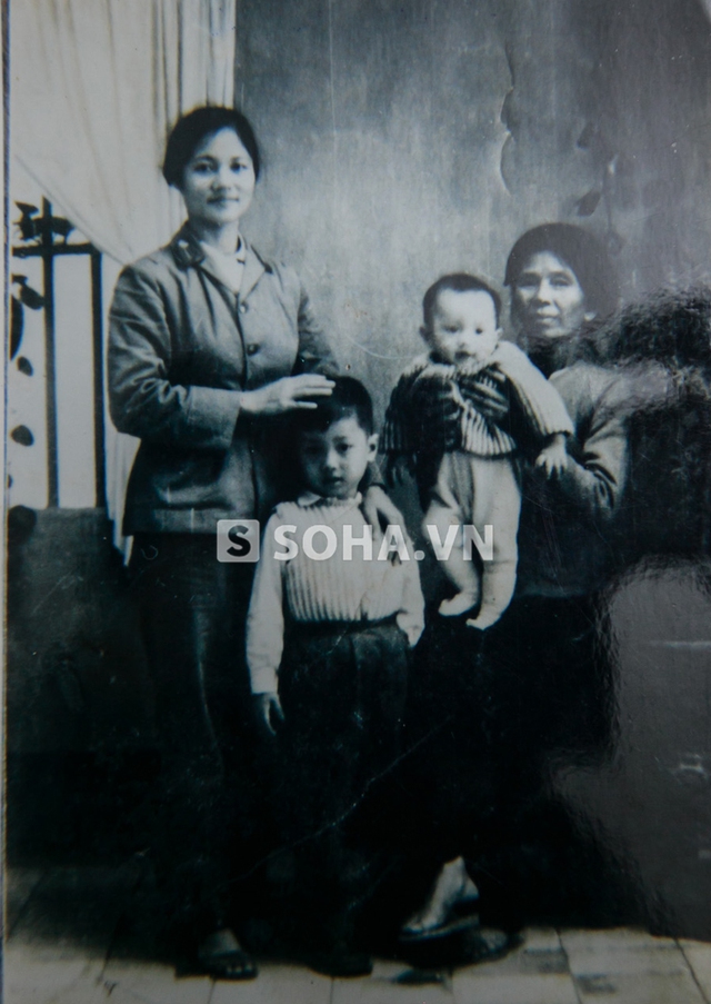 Bức ảnh duy nhất chụp mẹ ruột của nghệ sĩ Mai Ngọc Căn, con dâu và các cháu còn sót lại. Ảnh được chụp ào năm 1972.