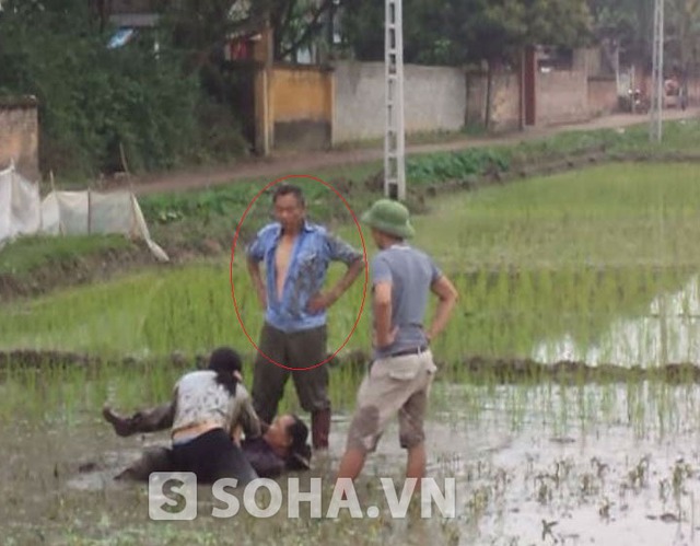 Ông Nguyễn Văn Đồng - Tổ trưởng Đảng xóm Đồng Sen (khoanh tròn) chỉ đứng nhìn vợ (bà Vấn) vật lộn với người hàng xóm.