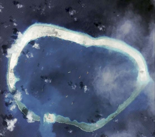 
Hình ảnh vệ tinh về bãi đá Subi ở Biển Đông - Ảnh: Reuters.
