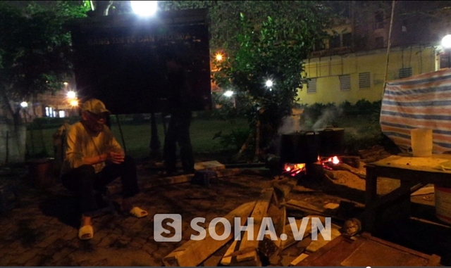 Theo quan sát của phóng viên tại một tuyến phố ở thủ đô Hà Nội vào chiều 27 Tết Âm lịch, rất nhiều nhà dân đang tất bật với những nồi bánh chưng trên bếp lửa.
