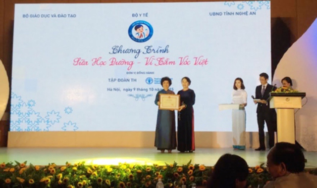 Bà Thái Hương, Chủ tịch Tập đoàn TH (trái) nhận Bằng khen của Bô GD - ĐT.
