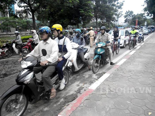 
Vệt bùn này đã khiến đoạn đường bị ùn ứ, các phương tiện di chuyển rất khó khăn.
