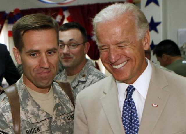 Joe Biden thăm con trai Beau Biden tại căn cứ Iraq. Ảnh: Reuters