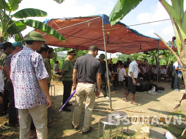 
Lực lượng chức năng tiến hành khám nghiệm hiện trường, khám nghiệm tử thi (ảnh cơ quan công an cung cấp).
