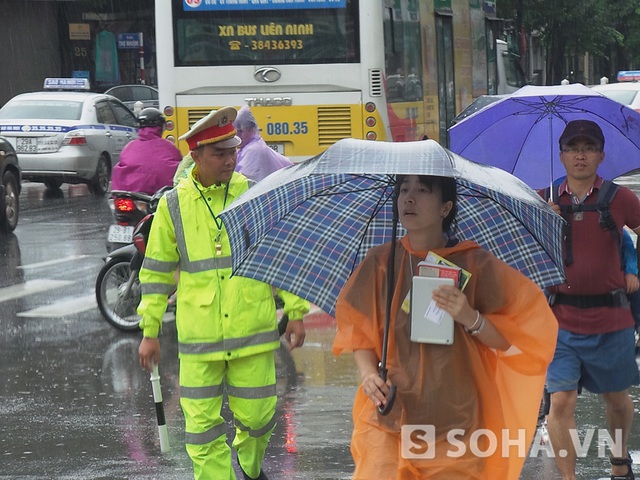 Người khách nước ngoài này cho biết, mọi khi chị sử dụng bản đồ và điện thoại để tìm đường. Tuy nhiên hôm nay do trời mưa liên tục khiến tờ bản đồ bị ướt và rách, còn chiếc Ipad không thể mở được, người này đến chốt giao thông có cảnh sát, chị sẽ hỏi thông tin.