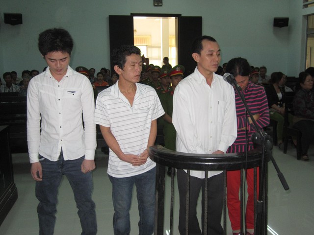 Các bị cáo Thể - Phụng - Tập - Thương tại phiên tòa