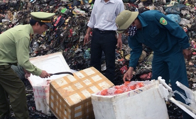 Cơ quan chức năng đang kiểm tra số hàng hóa để chuẩn bị tiêu hủy.