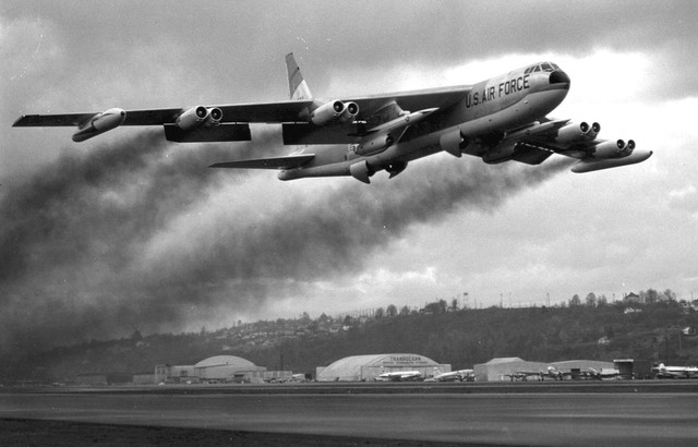 
B-52F, để ý hình dạng động cơ khác so với các phiên bản trước. Chiếc B-52F trong hình có khả năng mang tên lủa chống bức xạ AGM-28 Hound Dog ở giá treo dưới gốc cánh

