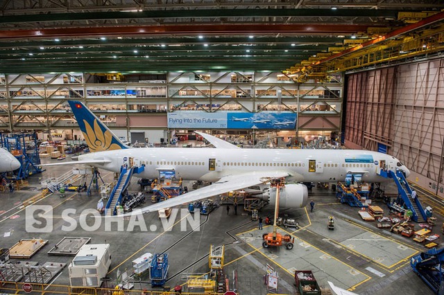 Boeing 787-9 có thể bay xa hơn, vận chuyển nhiều hành khách và hàng hóa hơn thế hệ 787-8 trước đó mà vẫn hiệu quả không kém khi tiết kiệm 20% nhiên liệu và giảm 20% khí thải ra môi trường so với dòng máy bay Boeing 777 mà Vietnam Airlines đang khai thác.