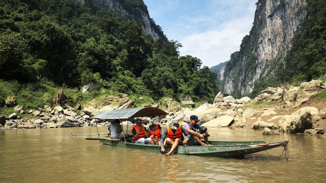 
Vẻ ban sơ, tráng lệ của núi non Hà Giang.
