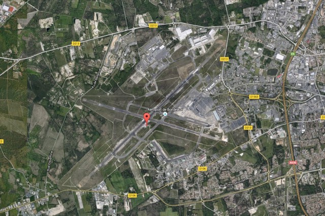 Sân bay quân sự Bordeaux-Mérignac (Pháp) bố trí 2 đường băng hình chữ X lệch