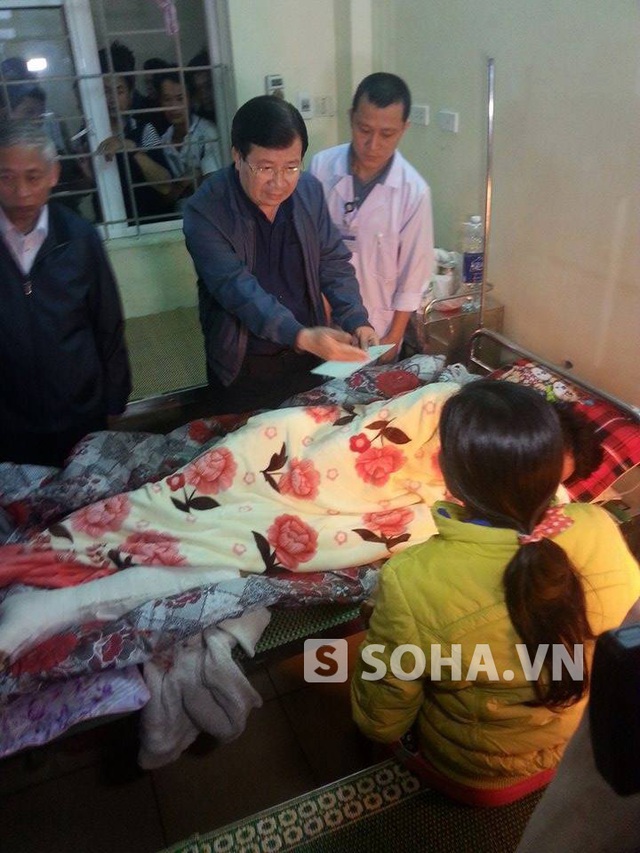 Bộ trưởng Trịnh Đình Dũng thăm hỏi gia đình nạn nhân.