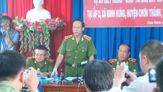 Thượng tướng Lê Quý Vương chủ trì buổi họp báo thông tin về vụ thảm sát.