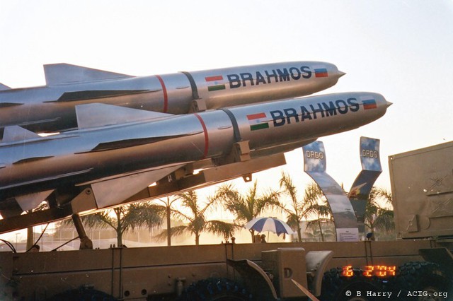 Tên lửa BrahMos có tầm bắn chỉ là 290 km để phù hợp với hạn chế về xuất khẩu vũ khí