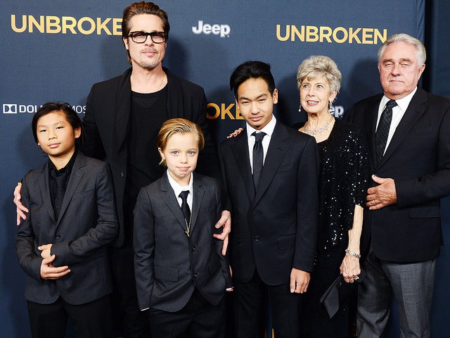 
Prad Pitt và các con xuất hiện trong buổi ra mắt phim Unbroken của Angelina Jolie.
