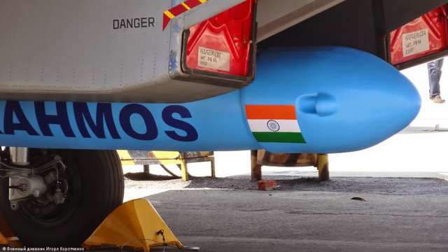 Tên lửa BrahMos-A được sơn màu xanh da trời và được bố trí ngay dưới bụng tiêm kích Su-30MKI. 