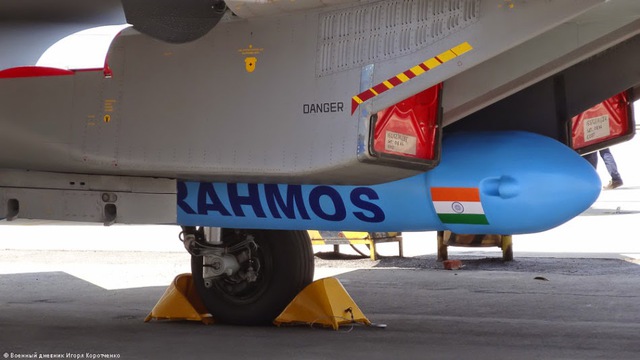 Theo nguồn tin từ Công ty Hindustan Aeronautics Limited (HAL) của Ấn Độ, trong 6-7 tháng qua, công ty này đã thực hiện một số thay đổi quan trọng, bao gồm cả việc phân phối lại tải trọng trên các giá mang vũ khí của chiếc tiêm kích sau khi tiến hành các cuộc thử nghiệm.