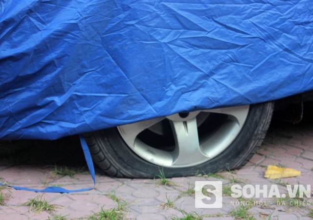 
Chiếc xe ô tô của ông Hà - Bí thư huyện ủy huyện Nghi Xuân sau vụ tai nạn bị nổ lốp bánh trước.
