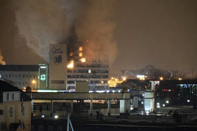 Cơ quan báo chí tại thành phố Grozny chìm trong khỏi lửa trong vụ khủng bố hôm 4/12. Ảnh: Reuters