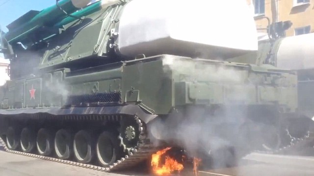 
Xe tăng chở hệ thống tên lửa BUK bốc cháy.
