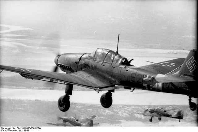 
Một tốp Ju-87 của không quân Đức Quốc xã tiếp cận chiến trường.
