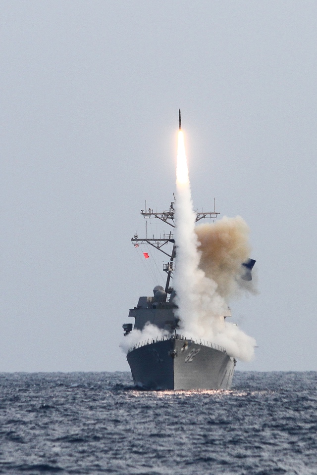 
Tàu khu trục USS Lassen phóng tên lửa đánh chặn SM-2.
