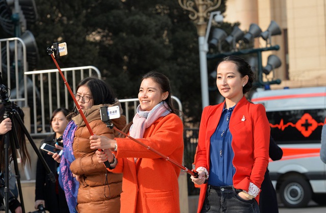 Các phóng viên của trang Hinews.com tự sướng. Gậy tự sướng cũng là công cụ để các phóng viên tự ghi hình và lên sóng. Ảnh: China Daily.