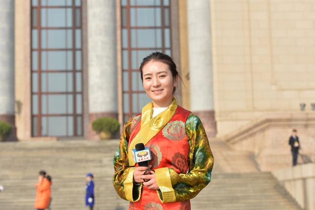Nữ phóng viên đến từ đài truyền hình Tây Tạng. Ảnh: China Daily.