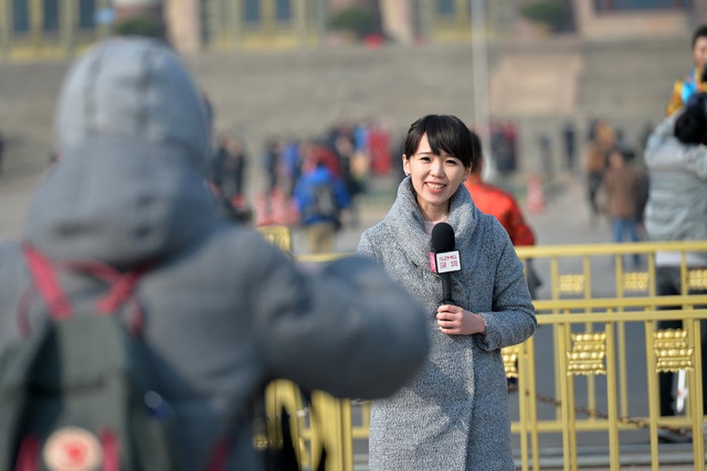 Nữ phóng viên xinh đẹp của đài truyền hình Thâm Quyến. Ảnh: China Daily.