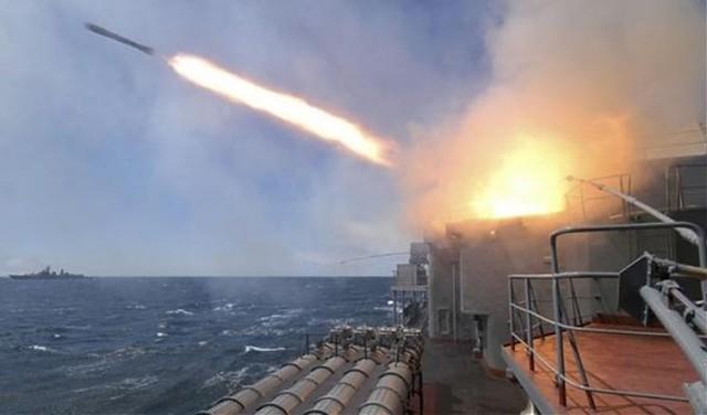 Tàu chiến Nga phóng tên lửa từ Biển Caspi nhắm vào IS. Ảnh: RT