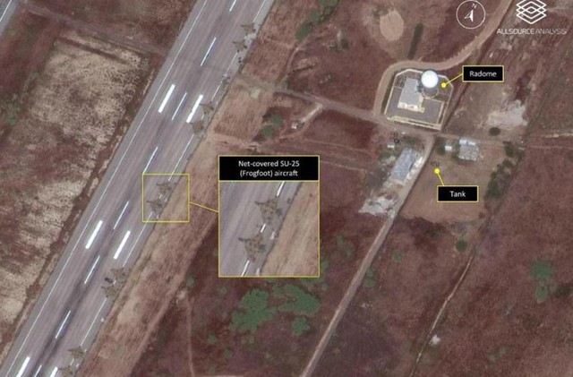 
Ảnh chụp vệ tinh cho thấy các máy bay chiến đấu và phương tiện cơ giới Nga ở Syria đã được phủ lưới ngụy trang.
