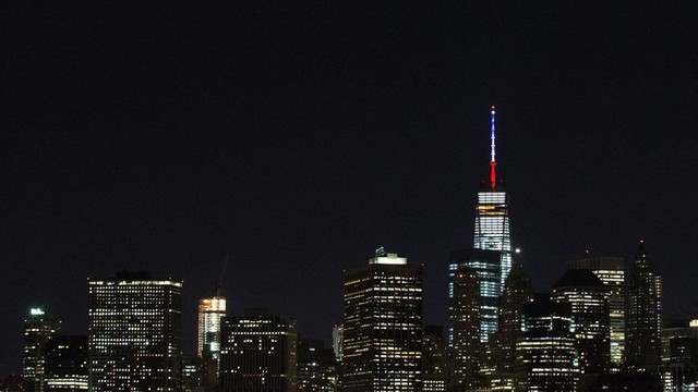 
Ăng-ten trên đỉnh Trung tâm thương mại thể giới tại New York với màu cờ Pháp. Nguồn: AFP
