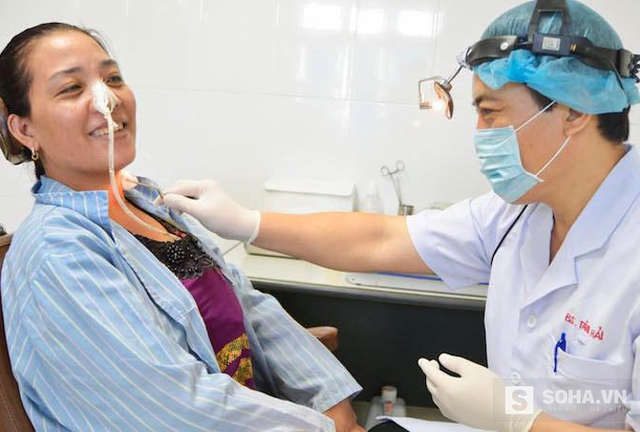 BS Tăng Xuân Hải đang kiểm tra lại vết mổ thực quản cho bệnh nhân Tiến.