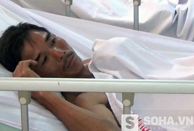 Ông Nguyễn Công Lam (45 tuổi) vẫn rất mệt mỏi và đang được điều trị tại bệnh viện.