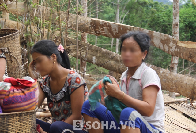 Cùng ngày, gia đình nghi can Hai và gia đình bố mẹ vợ Hai cũng khăn gói rời lán trại để quay trở lại bản sinh sống vì không chịu nổ cú sốc lớn.