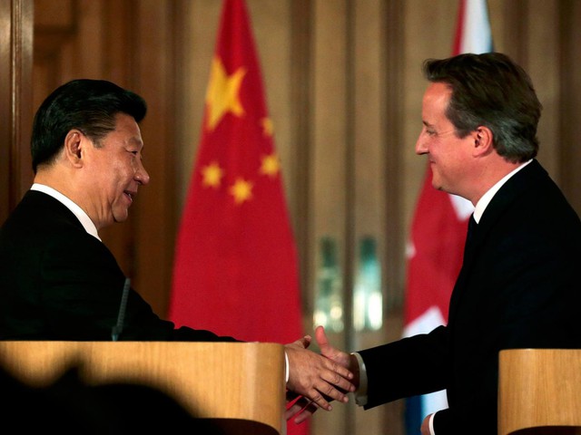 Chủ tịch Trung Quốc Tập Cận Bình (trái) bắt tay Thủ tướng Anh David Cameron trong cuộc họp báo chung tại Số 10 phố Downing, London hôm 21/10. Ảnh: AP