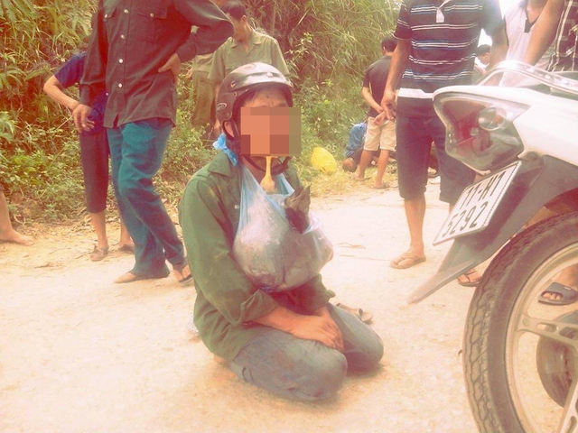 
Đối tượng Hà Văn Quang (SN 1969, trú ở phường Sông Hiến) bị người dân bắt ngậm chân gà xuất hiện trên mạng xã hội.
