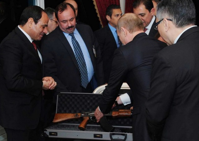 Một khẩu AK-47 đã được Tổng thống Nga dùng làm quà tặng Tổng thống Ai Cập