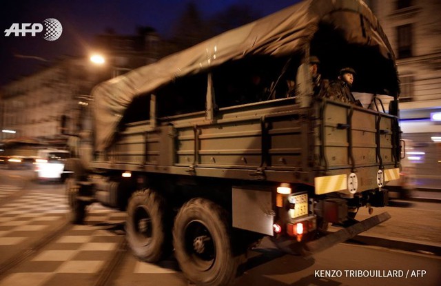 
Pháp điều động quân đội tới hiện trường vụ bao vây. Ảnh: AFP
