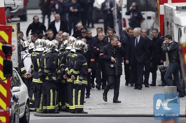
Cảnh sát Pháp trong cuộc bao vây hôm 18/11. Ảnh: Xinhua/Thierry Mahe
