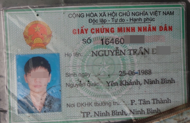 Đối tượng tình nghi gây ra vụ cướp trên tự đưa ra chiếc Chứng minh thư có tên là Nguyễn Trần Đ, sinh năm 1988 quê Yên Khánh, Ninh Bình.