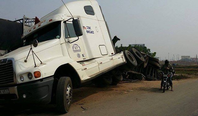 Tài xế là một người đàn ông trung tuổi cho hay, trong lúc đánh xe lùi vào bên đường để nghỉ nhưng bất ngờ chiếc xe lật khiến hàng chục bao gạo bị hất xuống ruộng.