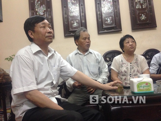 Bà Lưu Ngọc Cơ, tổ trưởng Tổ 5A, phường Đồng Tâm, quận Hai Bà Trưng, Hà Nội đang trao đổi với PV về sự việc
