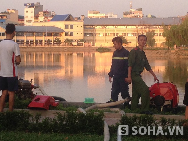 Cảnh sát PCCC phải huy động 2 chiếc áy bơm lấy nước từ hồ Đền Lừ