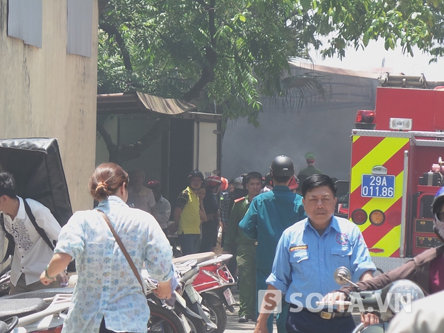 Một trong số công các nhân vẫn chưa hết bàng hoàng kể: Chúng tôi sống được chỉ là số may vì ngọn lửa quá hung hãn, nó tấn công và quấn vào xung quanh nên chỉ biết cắm đầu chạy tán loạn